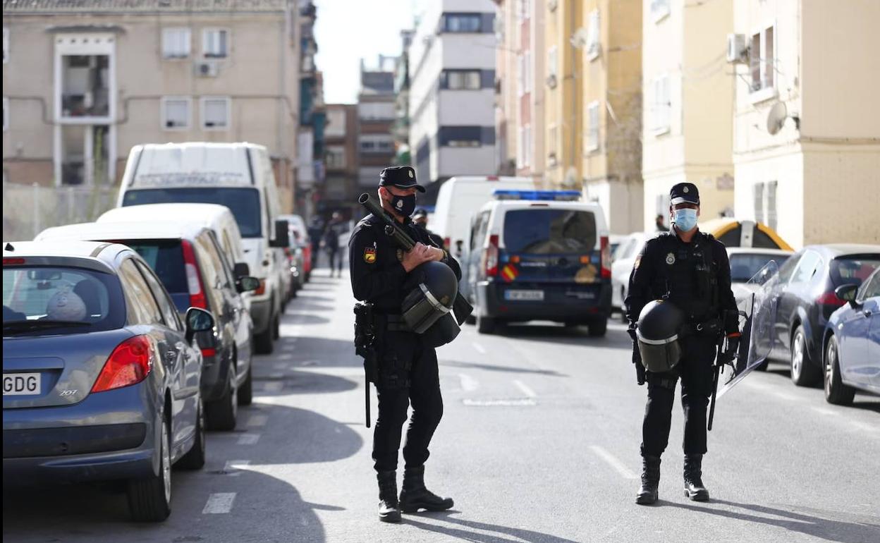 Los agentes se desplegaron en la calle Santa Adela minutos después de las 11.30 horas de ayer.