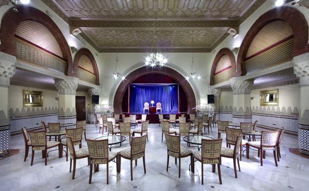 Imagen principal - Arriba, teatrito del Alhambra Palace. Abajo, habitación donde se alojó Brad Pitt y terraza, uno de los lugares favoritos de los actores. 