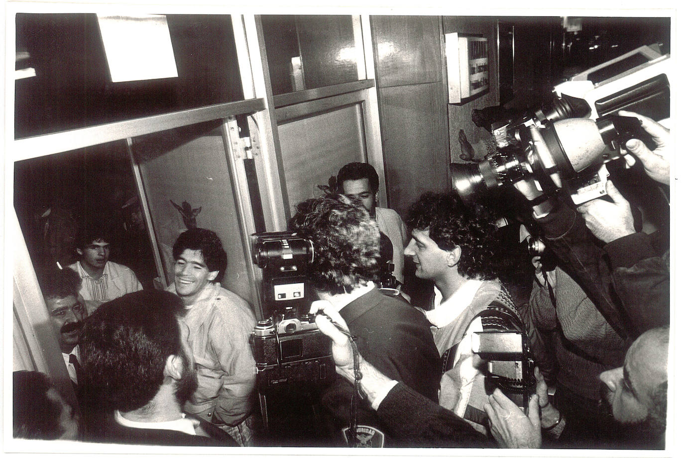 Diego Armando a su llegada a la rueda de prensa