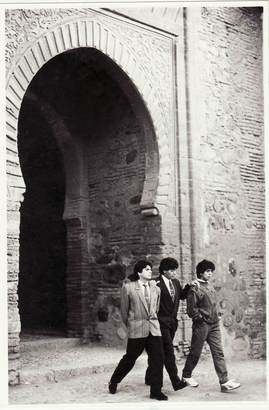 Los hermanos Hugo, Diego Armando y Lalo Maradona, en la Alhambra