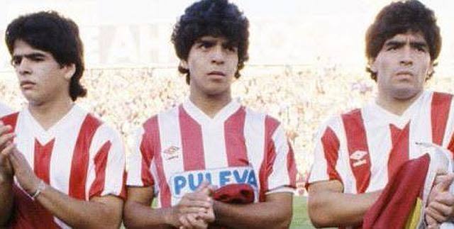Los hermanos Maradona, con Lalo en el centro, Hugo y Diego Armando con la camiseta rojiblanca