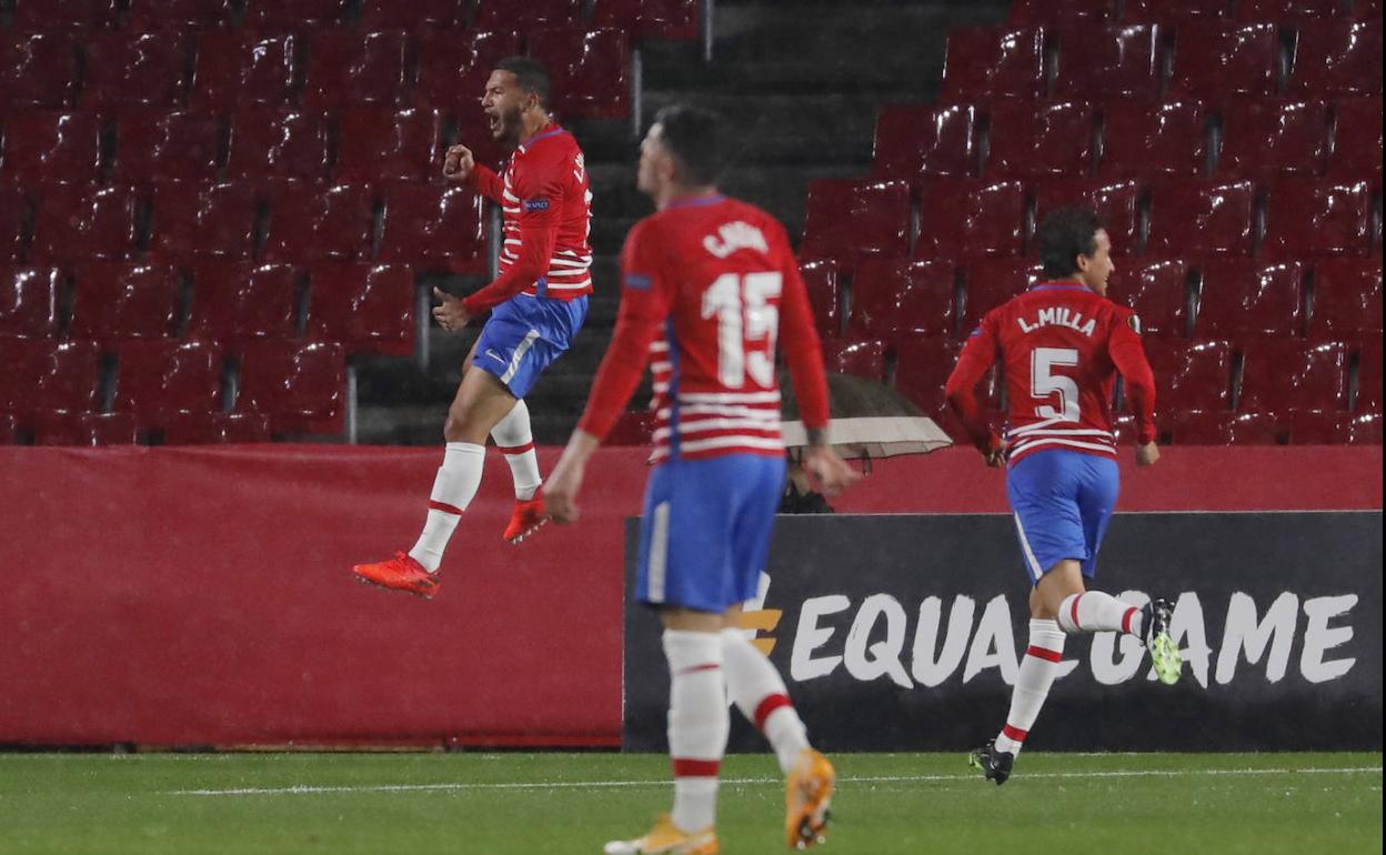 Luis Suárez salta para celebrar su gol. 