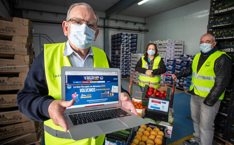 El presidente del Banco de Alimentos en Granada muestra la web para realizar los donativos.