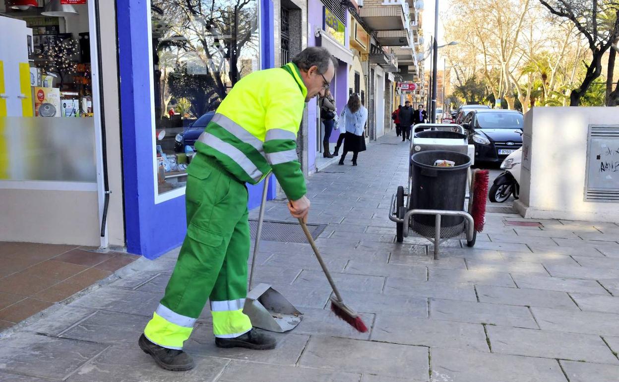 Foto de archivo de un trabajador de la limpieza viaria de la ciudad. 