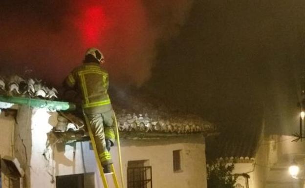 Fuego en Granada | Actuación «complicada y peligrosa» para apagar el fuego en una vivienda de la calle Elvira