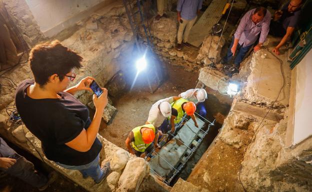 Descubrimiento del sarcófago romano en el verano de 2019. 