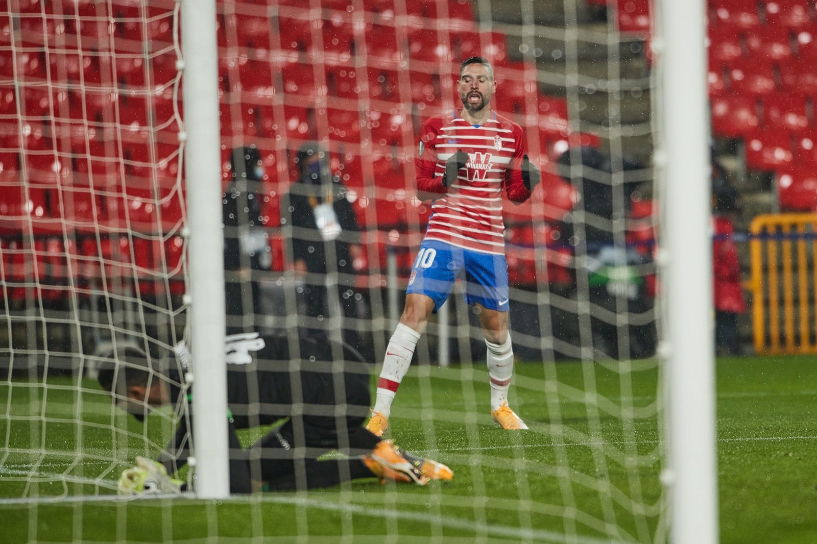 Los de Diego Martínez buscan poner pie y medio en la siguiente ronda de la Europa League.