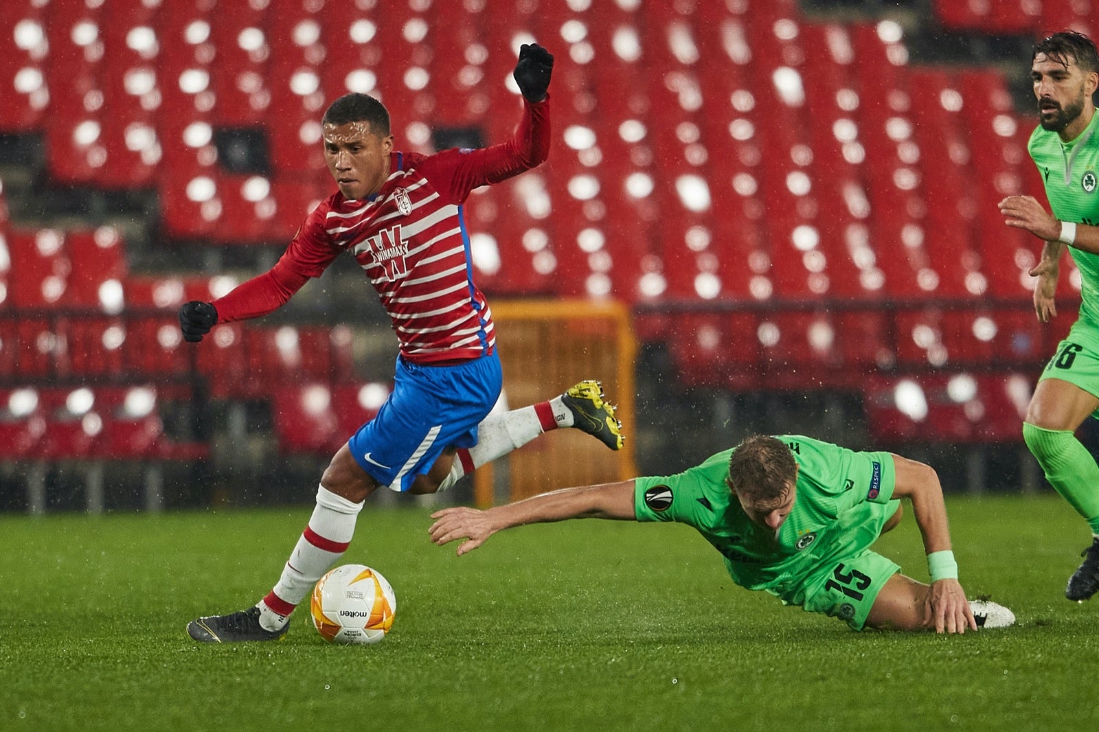 Los de Diego Martínez buscan poner pie y medio en la siguiente ronda de la Europa League.