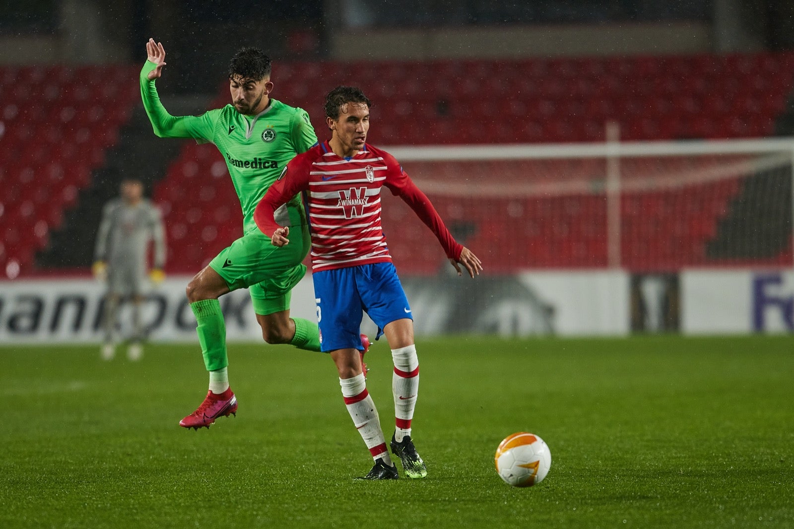 Los de Diego Martínez buscan poner pie y medio en la siguiente ronda de la Europa League.