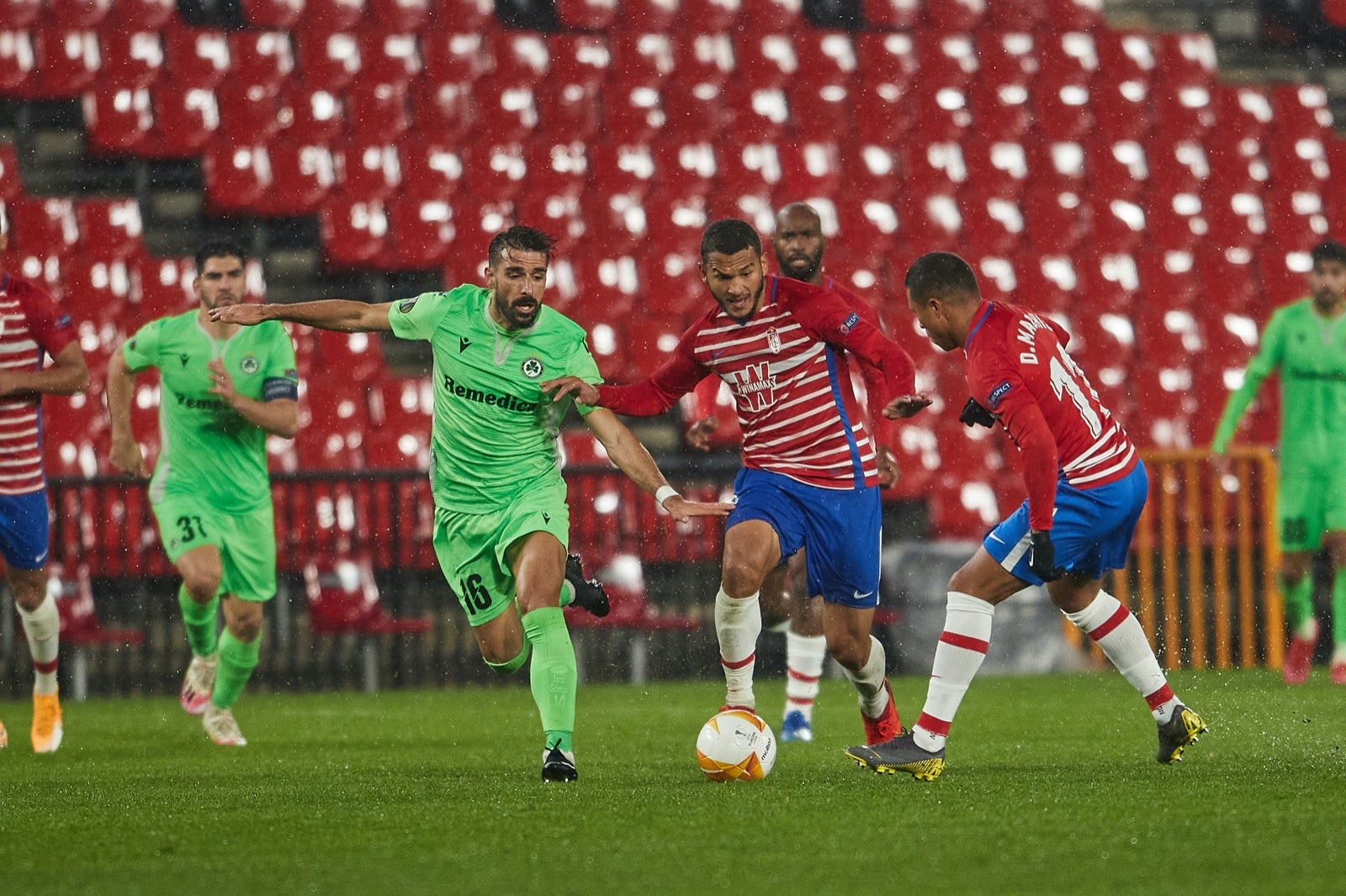 Los de Diego Martínez buscan poner pie y medio en la siguiente ronda de la Europa League.