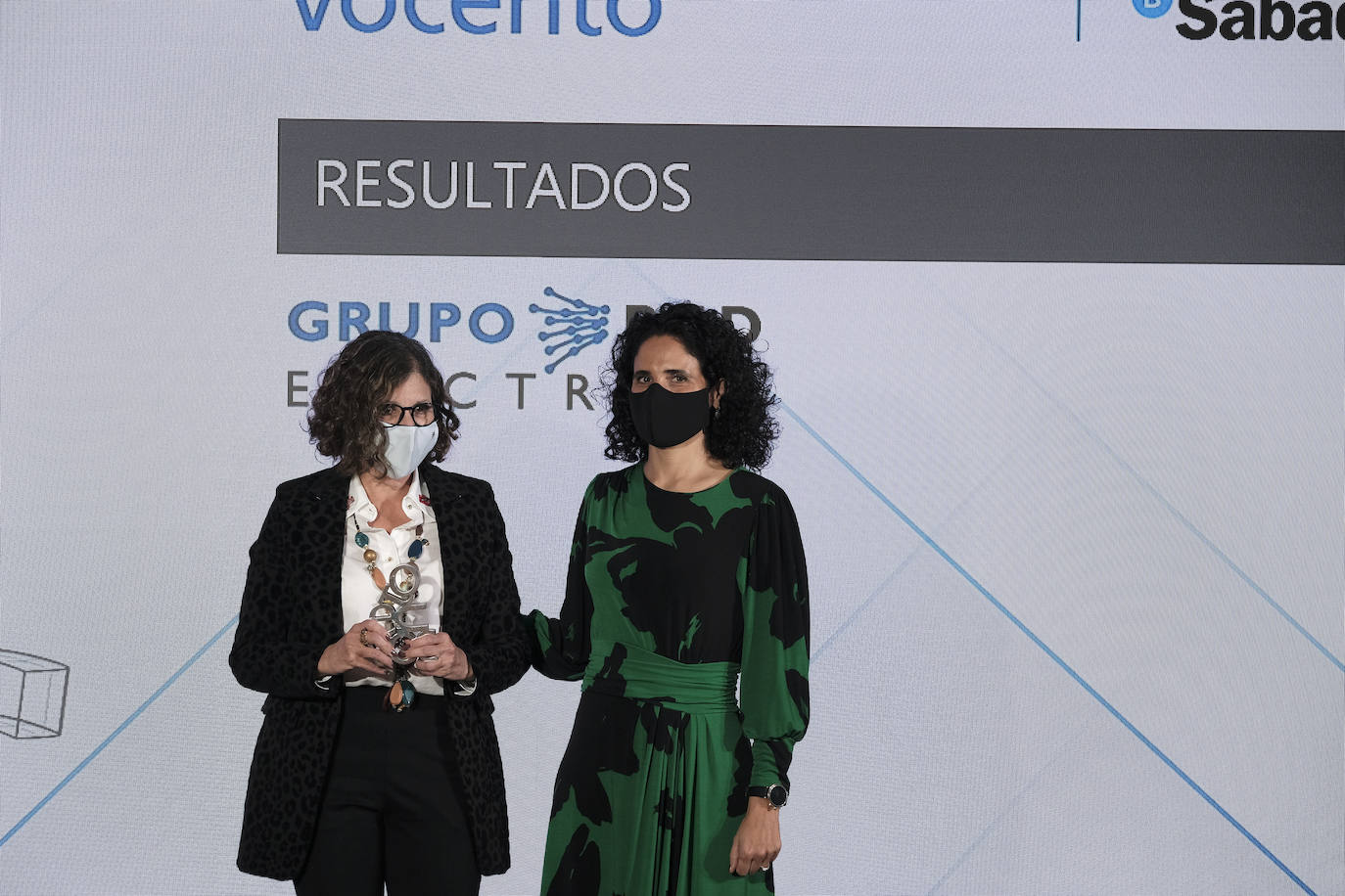 Belén Sánchez Sanjuan, directora de empresas de la dirección territorial centro de Banco Sabadell, entrega el premio a Teresa Quirós Álvarez, directora corporativa económico financiera de Grupo Red Eléctrica.