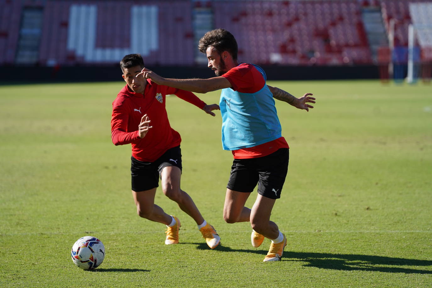 Álex Centelles intenta cortar el avance de Cristian Olivera. 
