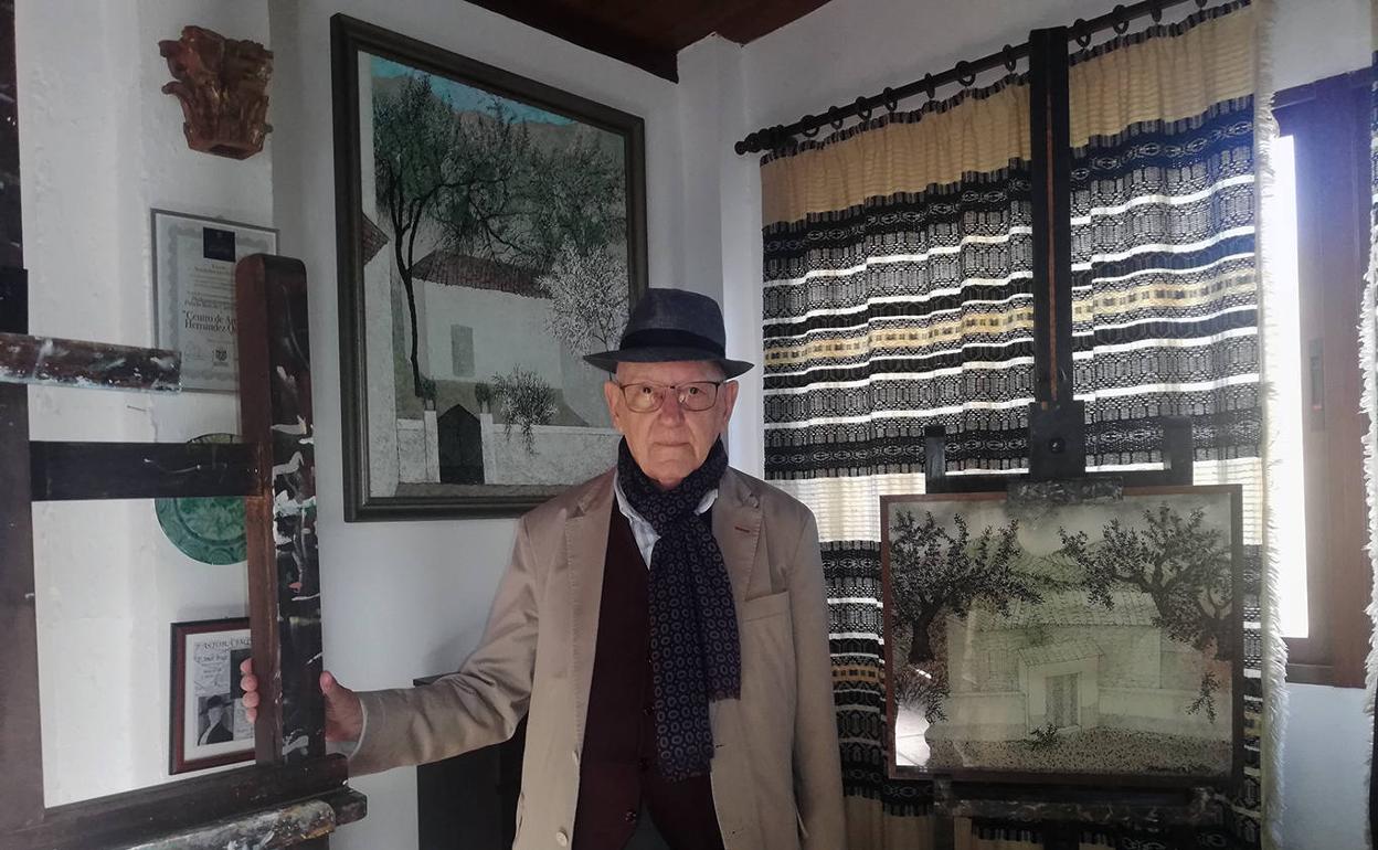 El pintor, en el estudio de su casa de Ogíjares.