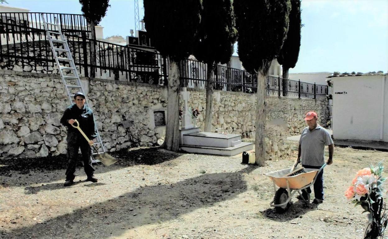 Los cementerios de Mecina Bombarón y Yegen lucen terraos de launa en vez de tejas para salvaguardar la arquitectura de La Alpujarra