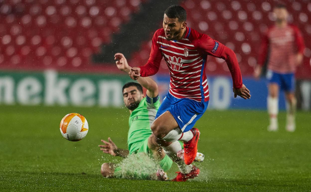 Luis Suárez inicia una cabalgada anoche contra el Omonia en Los Cármenes.