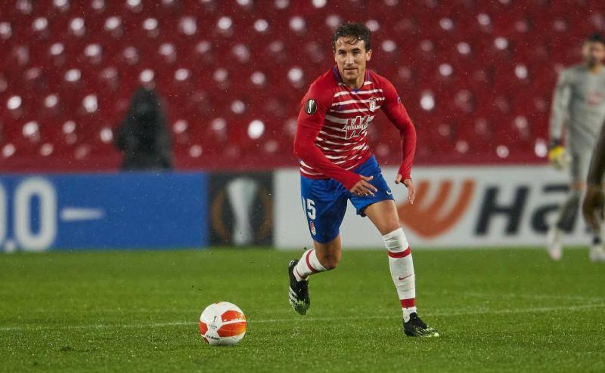 Luis Milla, frente al Omonia. 