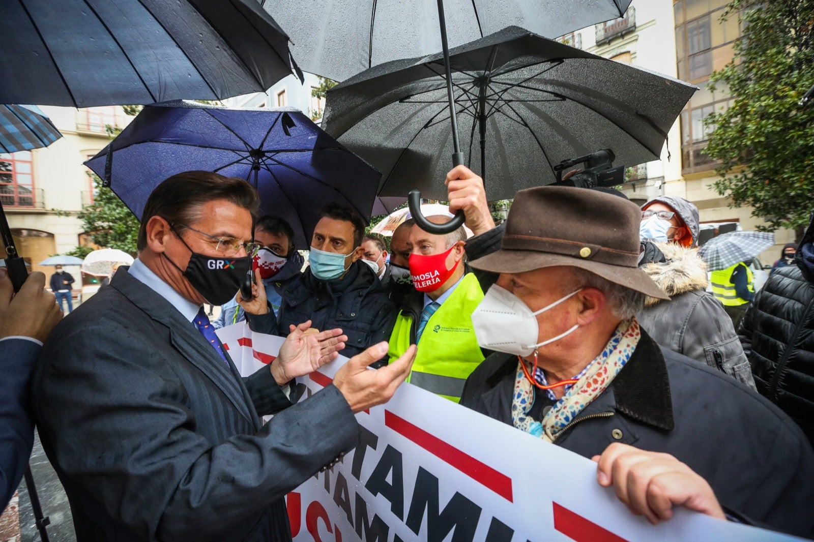 Representantes de los hosteleros de Granada se concentran en la plaza del Carmen para pedir ayudas