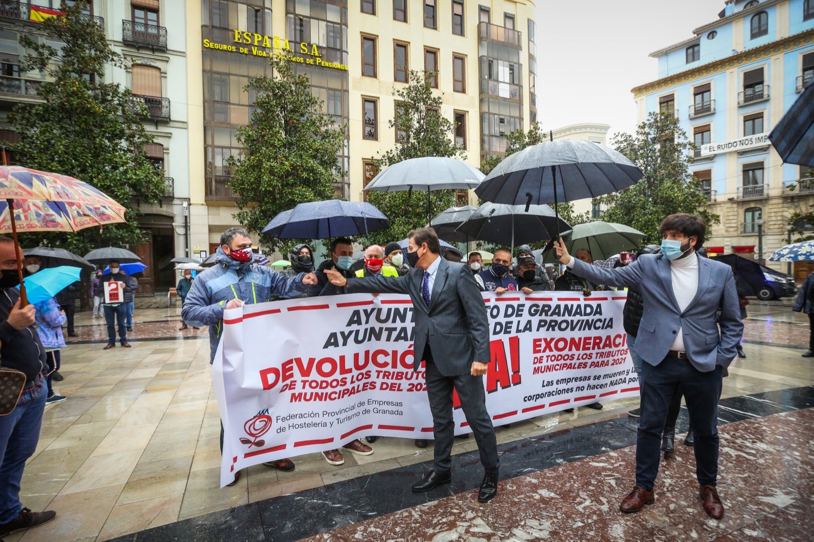 Representantes de los hosteleros de Granada se concentran en la plaza del Carmen para pedir ayudas