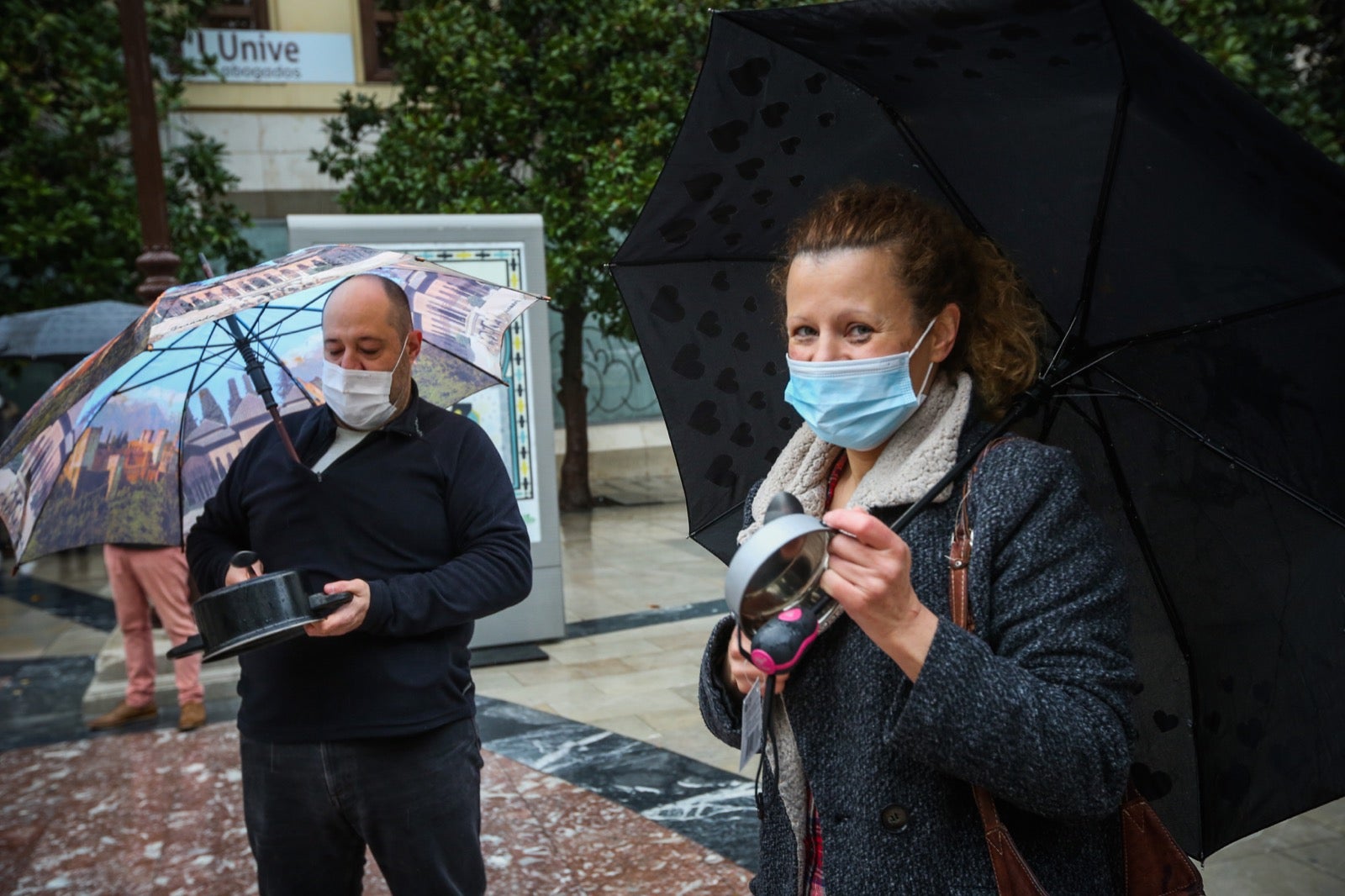 Representantes de los hosteleros de Granada se concentran en la plaza del Carmen para pedir ayudas