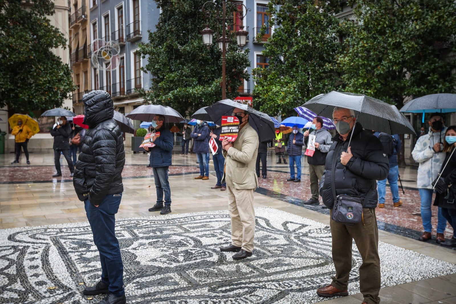 Representantes de los hosteleros de Granada se concentran en la plaza del Carmen para pedir ayudas