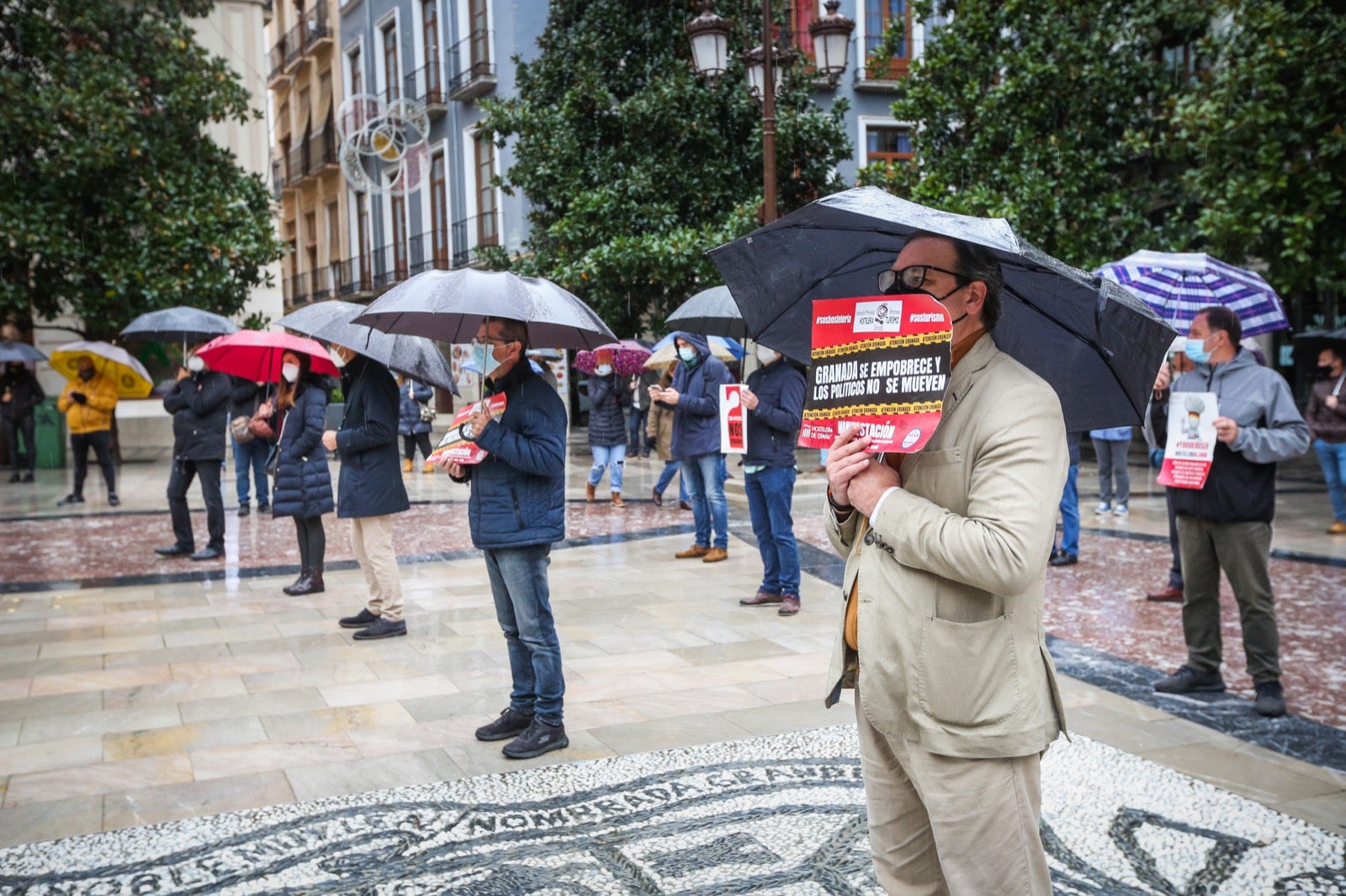 Representantes de los hosteleros de Granada se concentran en la plaza del Carmen para pedir ayudas