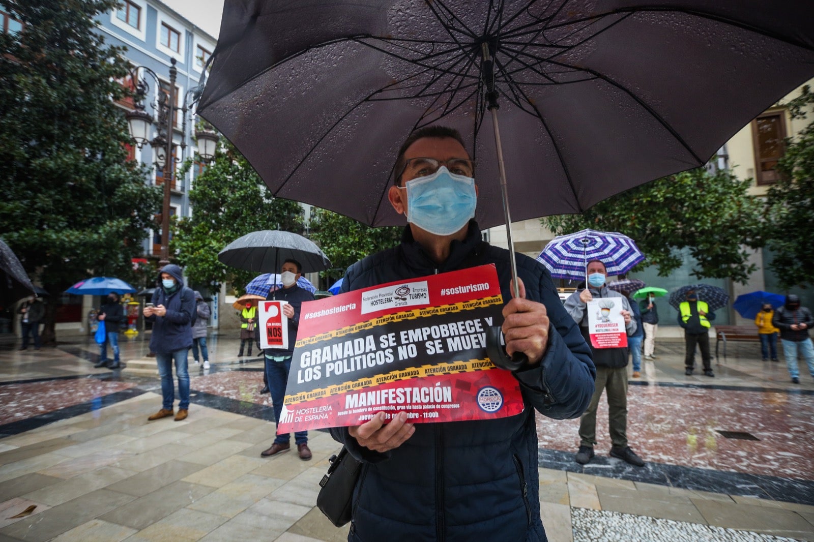 Representantes de los hosteleros de Granada se concentran en la plaza del Carmen para pedir ayudas