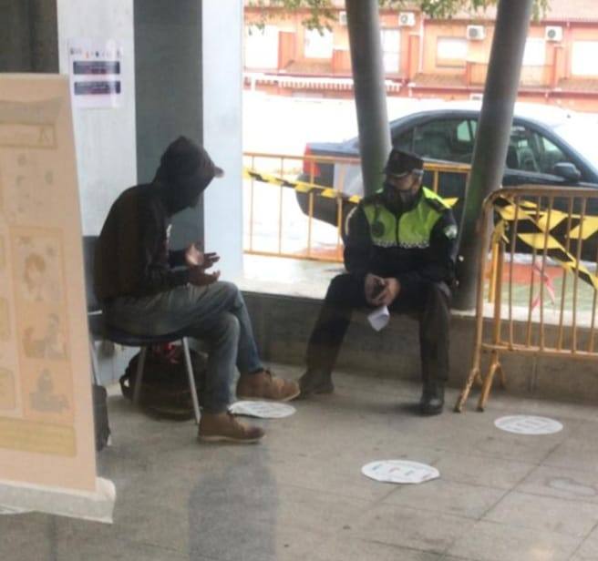 El jefe de la Policía Local charlando con Ichan esta mañana, tras ser evacuado al centro de salud. 