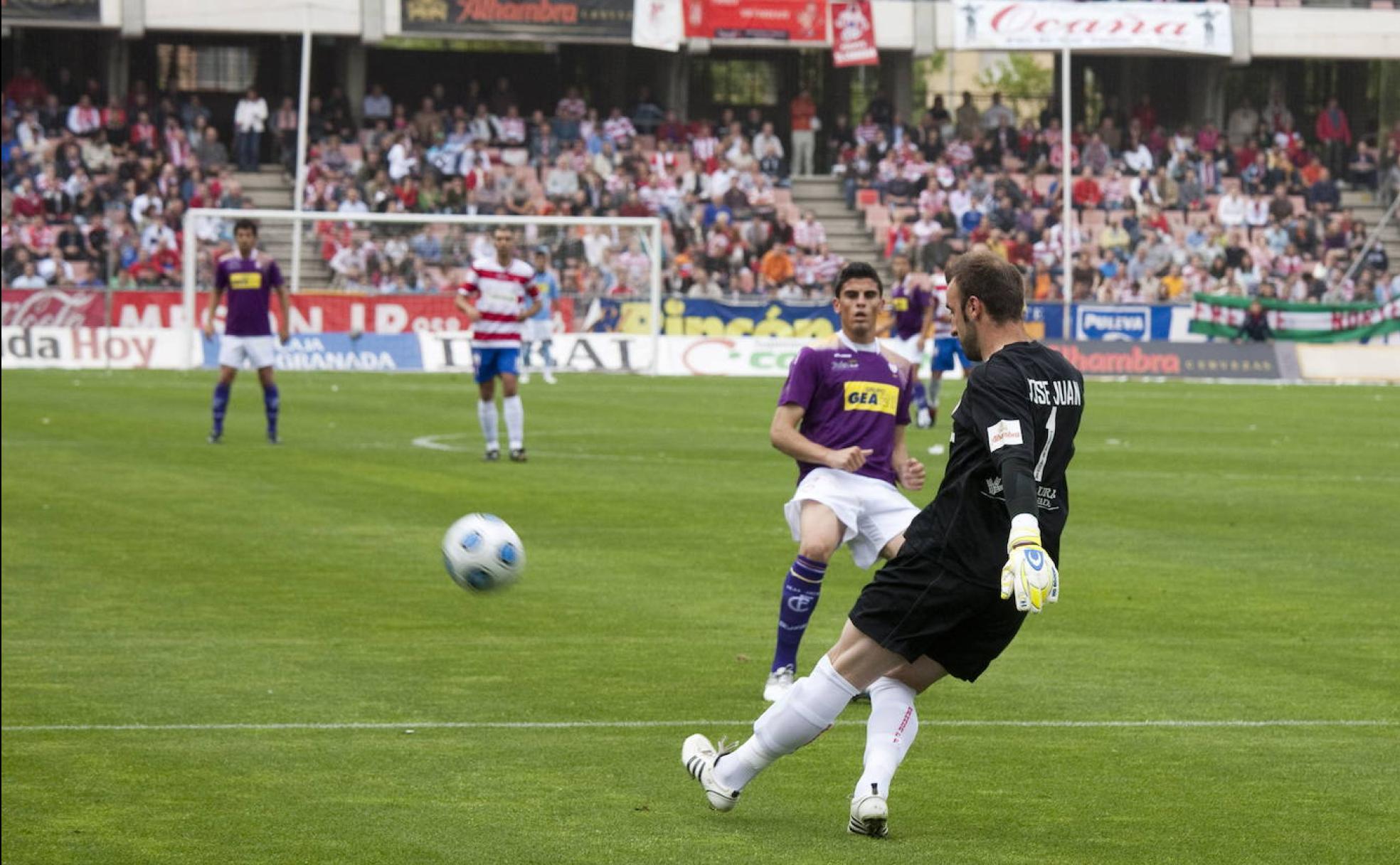 José Juan patea un balón desde su área en Los Cármenes, en un partido de Segunda B. 