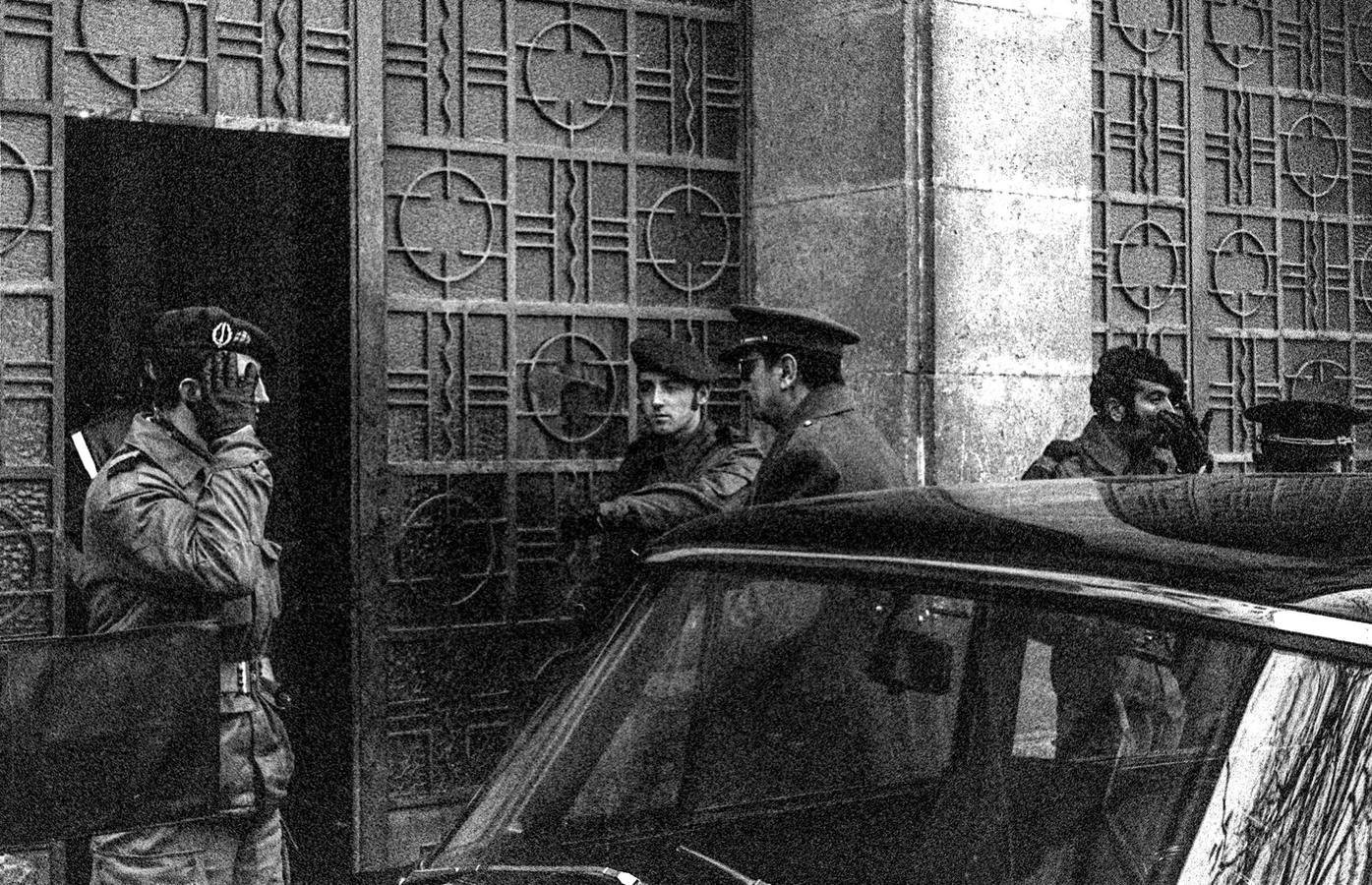 El teniente coronel Horta entrando a la sexta regional militar, sede del Gobierno Militar, donde se dicta la sentencia el tribuna que ha juzgado a los 16 miembros de ETA.