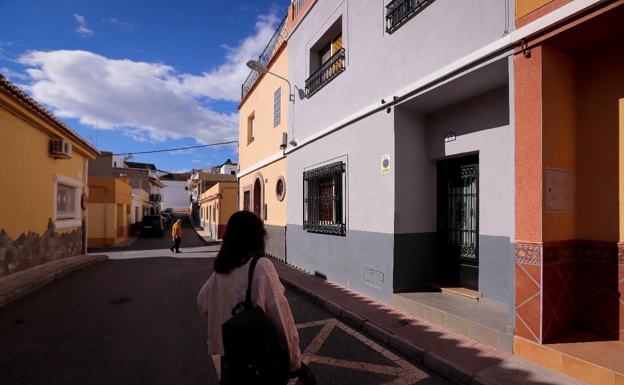 Una joven vecina de Motril pasa por delante de la casa donde fue detenido el lunes el fugitivo vinculado al gran capo de la cocaína. 