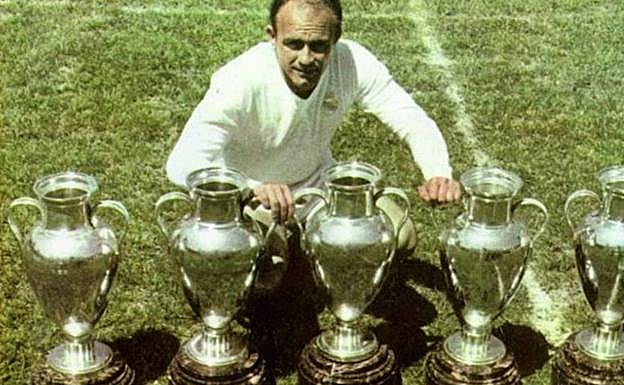 Alfredo Di Stéfano posa con cinco Copas de Europa. 