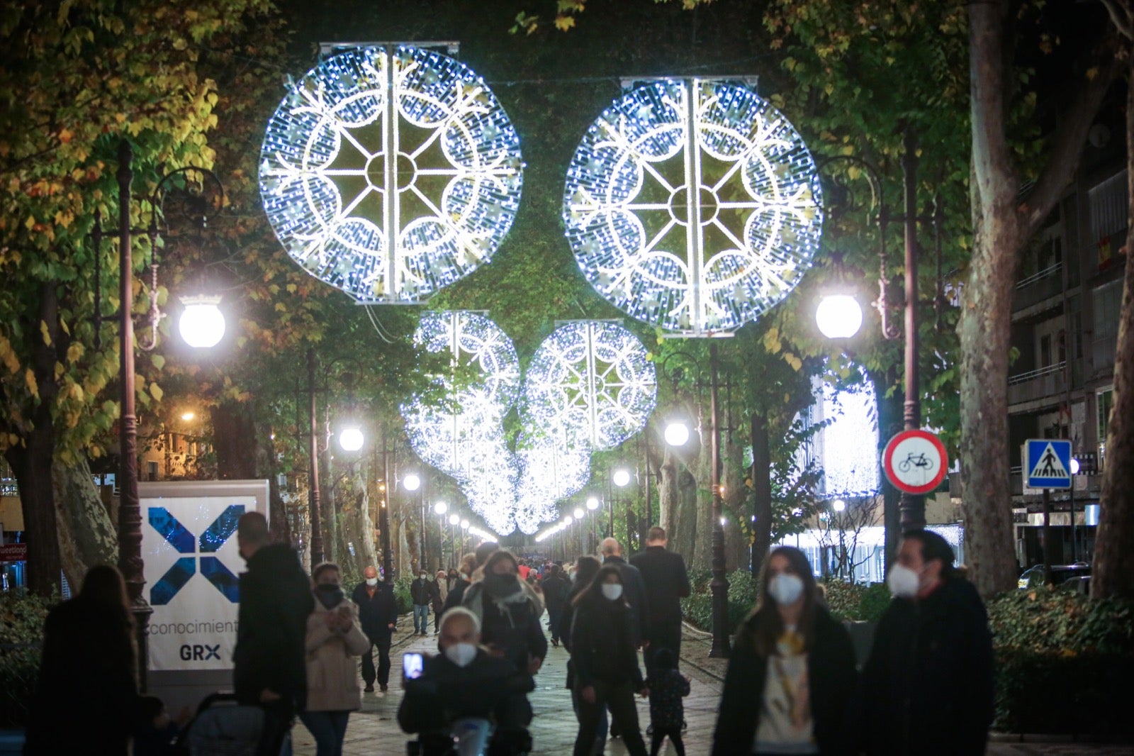 El alumbrado extraordinario de Navidad, que contempla el centro y los 32 barrios granadinos, se prolongará hasta el próximo 6 de enero