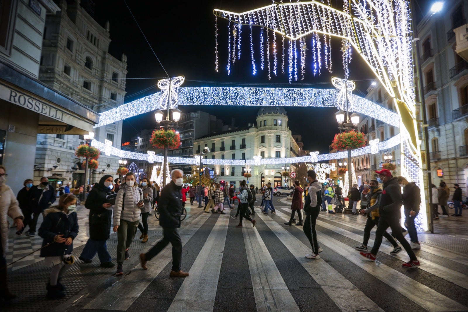 El alumbrado extraordinario de Navidad, que contempla el centro y los 32 barrios granadinos, se prolongará hasta el próximo 6 de enero