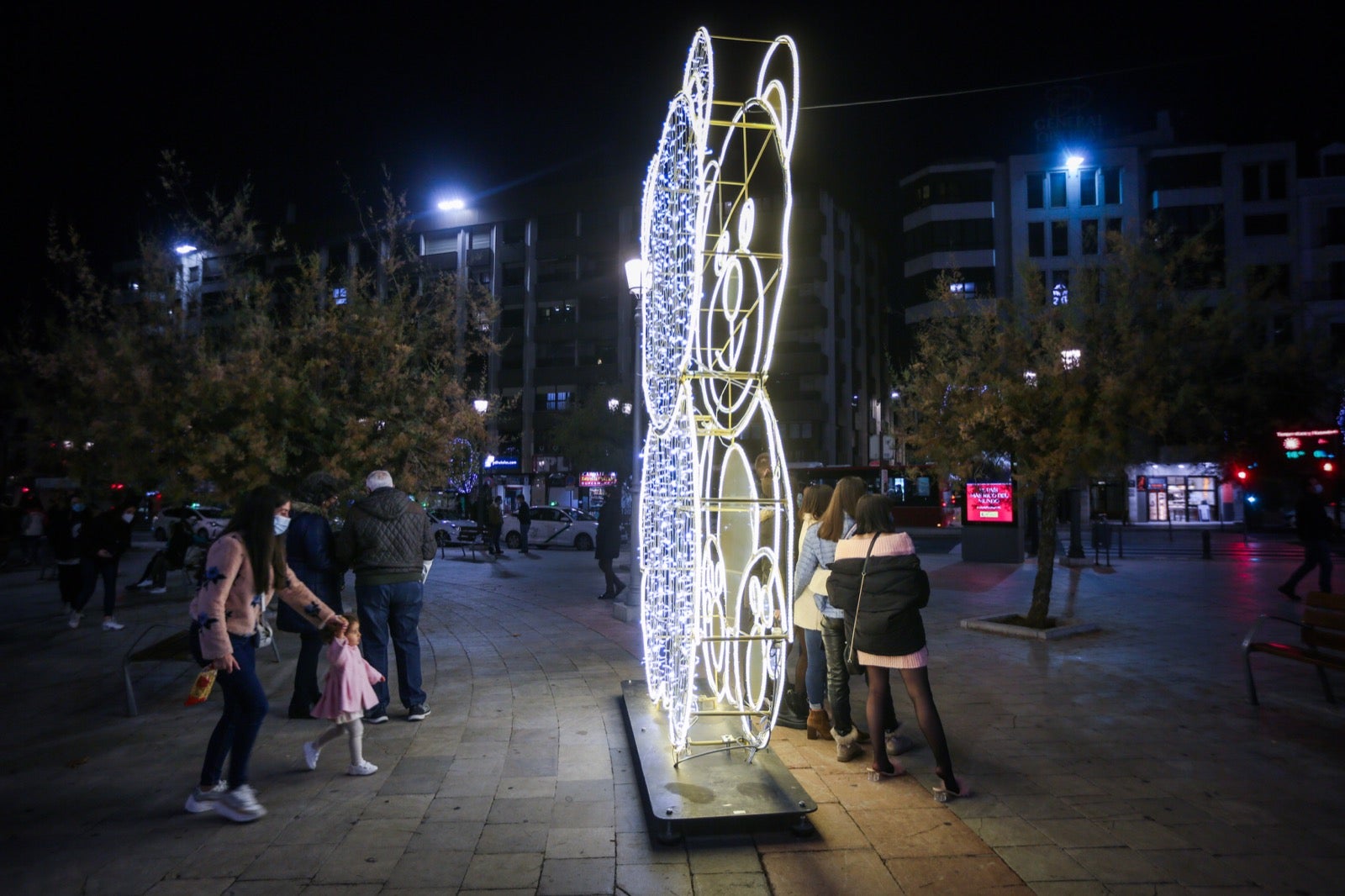 El alumbrado extraordinario de Navidad, que contempla el centro y los 32 barrios granadinos, se prolongará hasta el próximo 6 de enero