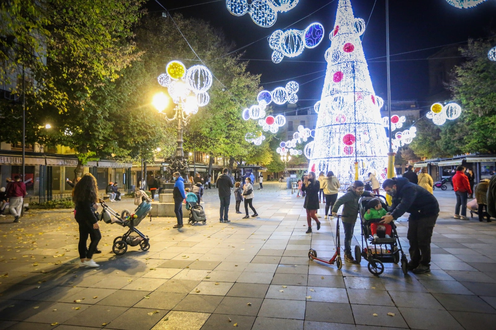 El alumbrado extraordinario de Navidad, que contempla el centro y los 32 barrios granadinos, se prolongará hasta el próximo 6 de enero