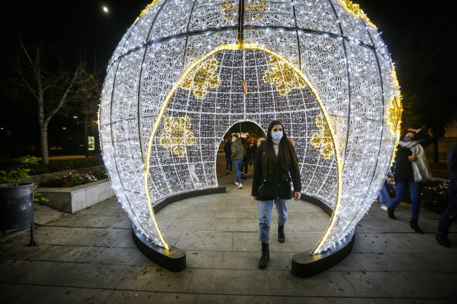 El alumbrado extraordinario de Navidad, que contempla el centro y los 32 barrios granadinos, se prolongará hasta el próximo 6 de enero