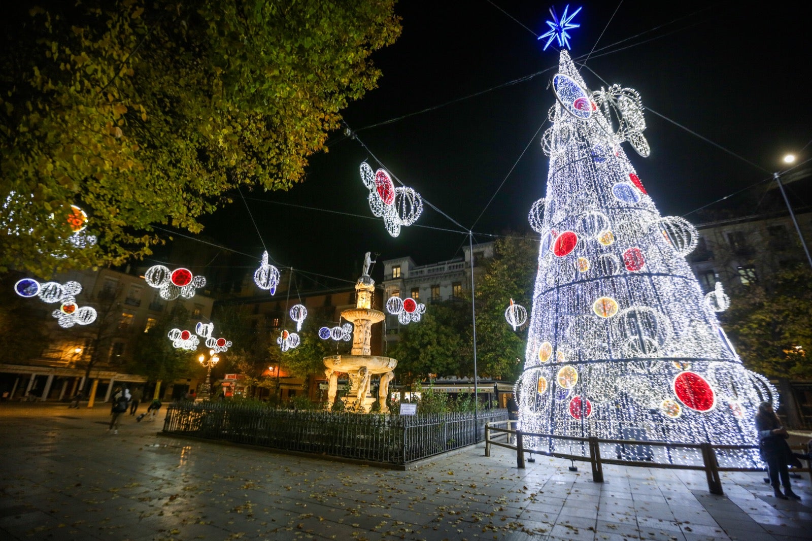 El alumbrado extraordinario de Navidad, que contempla el centro y los 32 barrios granadinos, se prolongará hasta el próximo 6 de enero