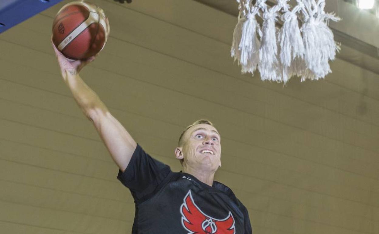 Alex Murphy, en uno de sus habituales vuelos hacia el aro rival.