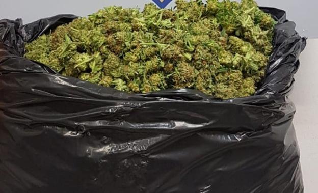 Huye de la Policía Local de Granada al ser sorprendido con una bolsa de marihuana por valor de 10.000 euros