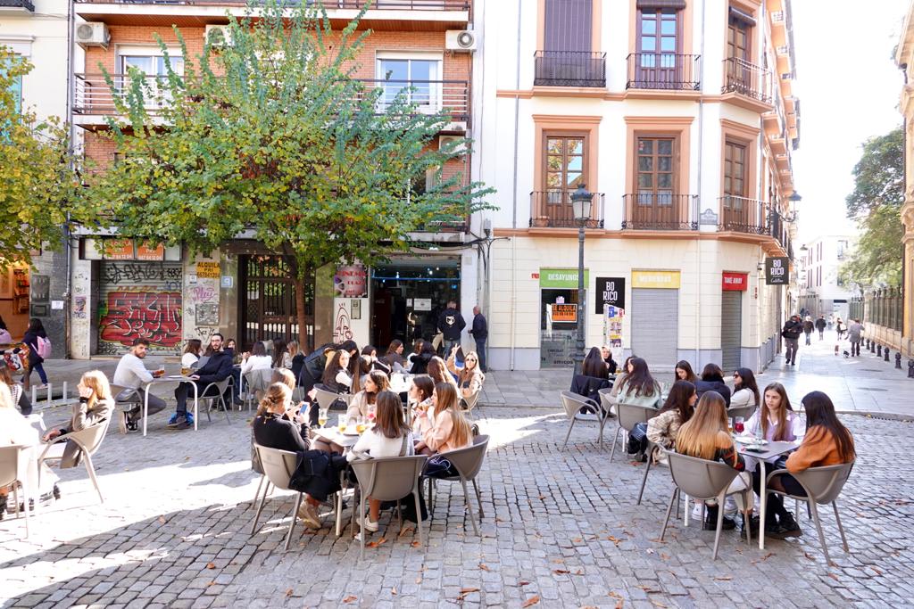 Después de veinte días con la persiana bajada, los negocios granadinos reabren hasta las 18.00 horas gracias a la última medida tomada por la Junta de Andalucía