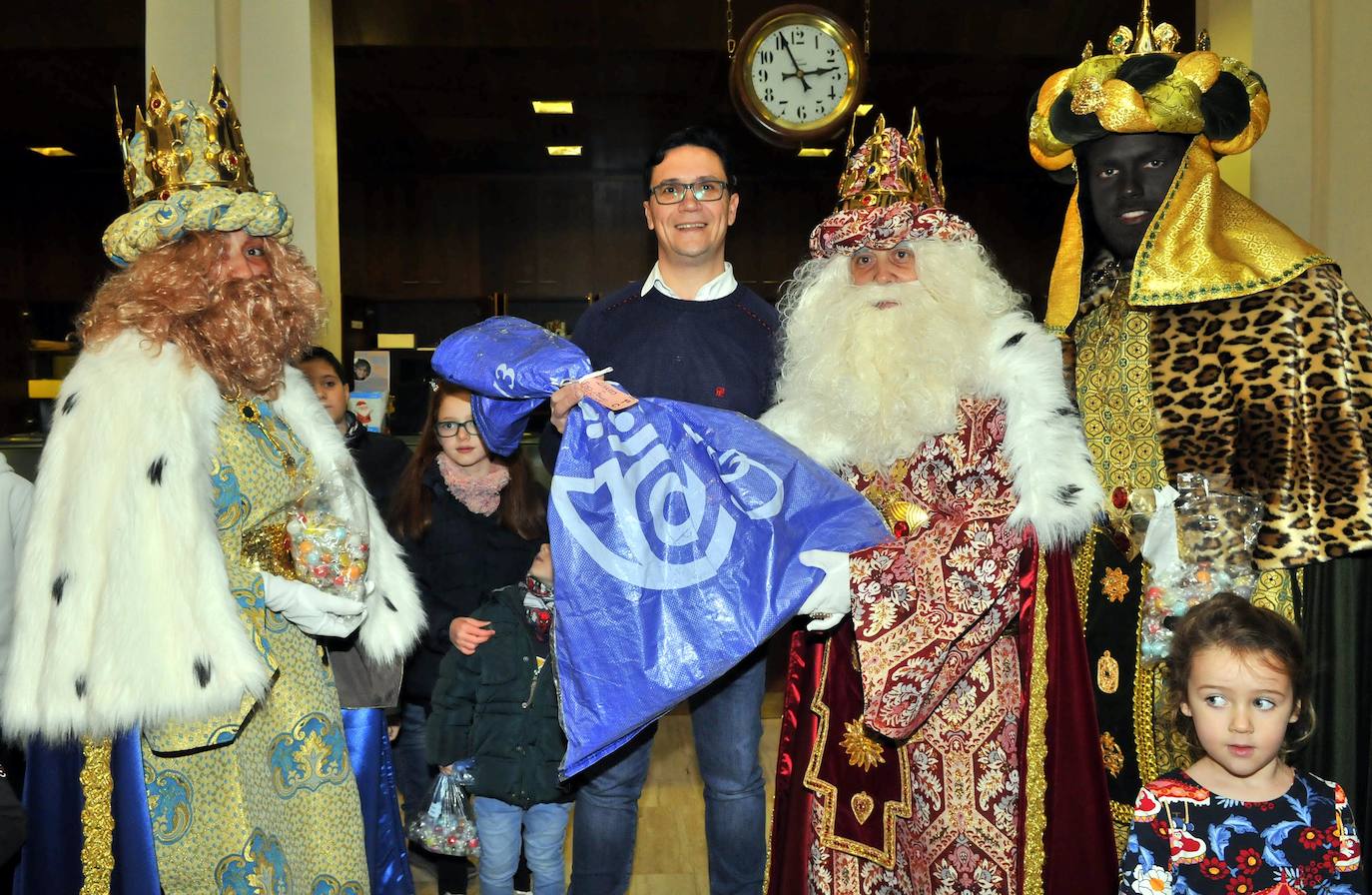 Los Reyes Magos, durante su última visita a la oficina de Correos de la ciudad. 