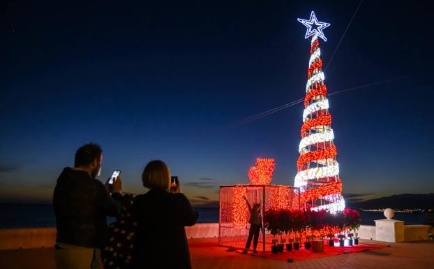 La Navidad de Almería empieza a iluminarse en Retamar-El Toyo