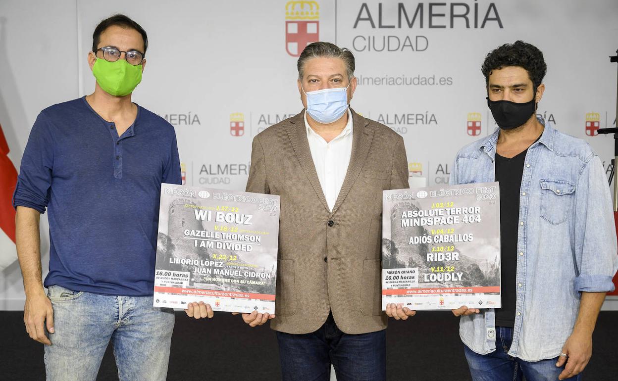 Concejal y promotores en la presentación de los conciertos.