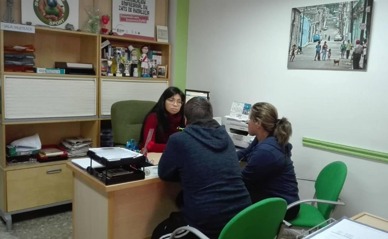 Foto de archivo de una atención en la sede de la ONG Solidari@s Sport. 