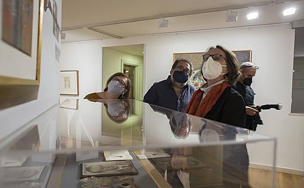 José Vallejo y Elena García de Paredes Falla observan algunas obras de la exposición.