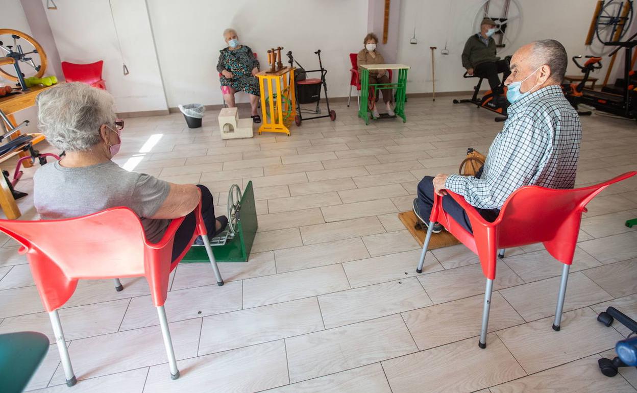 La pandemia da un respiro a las residencias de Granada, donde solo queda una medicalizada