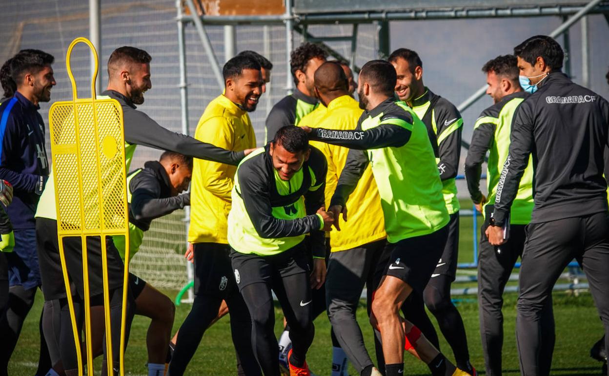 Luis Suárez se lleva unas simpáticas collejas de sus compañeros tras el calentamiento del entreno. 