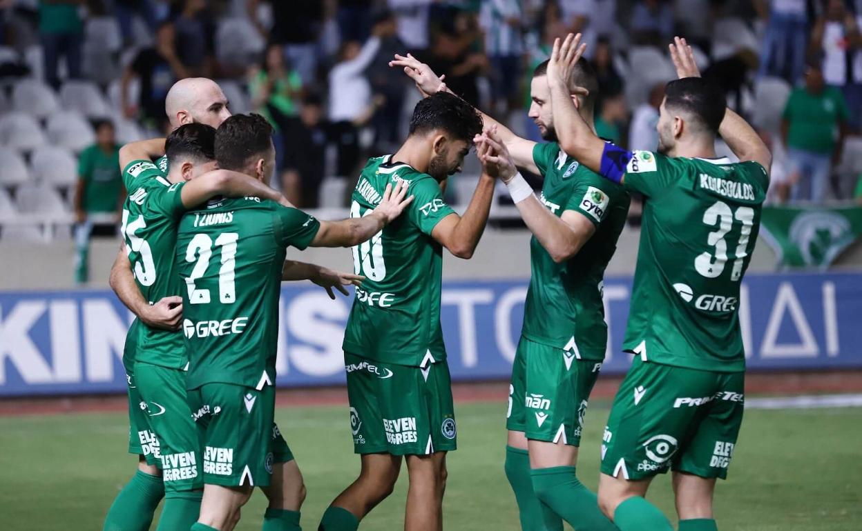 El Omonia celebra un tanto. 