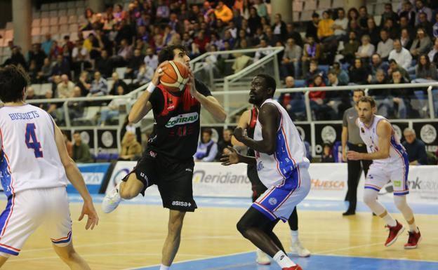 Bamba Fall defiende a Sergio Olmos en la última visita del Covirán Granada a Alicante la temporada pasada. 