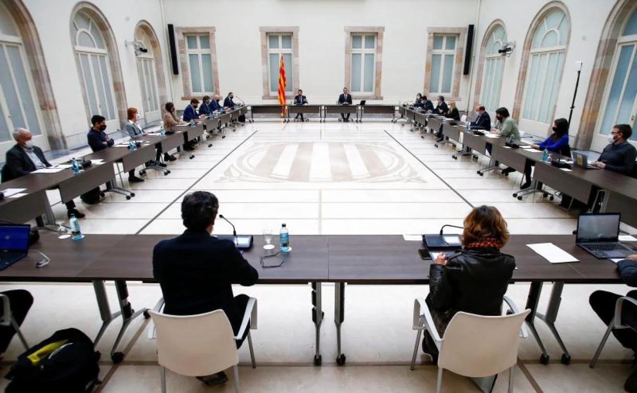 Vista de la reunión de la mesa de partidos catalanes y otros representantes del Govern para abordar los protocolos para poder celebrar las elecciones del 14F 